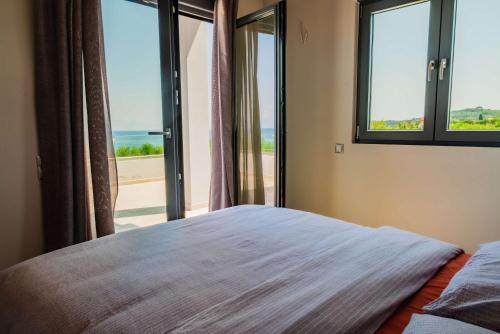 Postel nebo postele na pokoji v ubytování Oceanfront Villa Elaia Private Pool & Panoramic Views