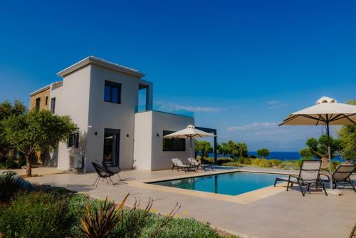 Bazén v ubytování Oceanfront Villa Elaia Private Pool & Panoramic Views nebo v jeho okolí