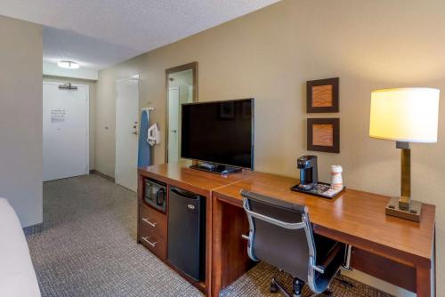 Μια τηλεόραση ή/και κέντρο ψυχαγωγίας στο Comfort Inn Elizabeth City near University