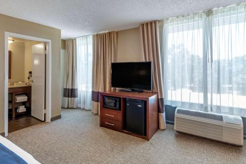 Μια τηλεόραση ή/και κέντρο ψυχαγωγίας στο Comfort Inn Elizabeth City near University