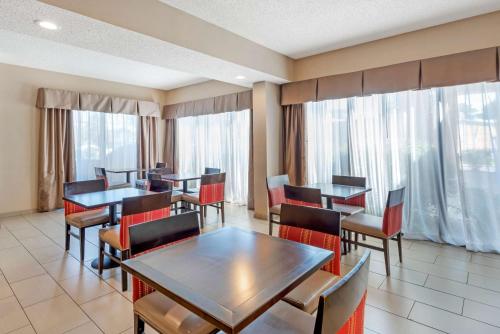 Χώρος καθιστικού στο Comfort Inn Elizabeth City near University