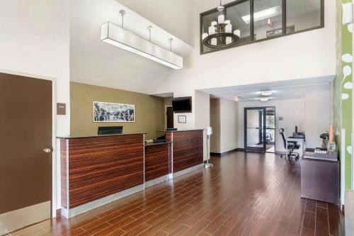 Sleep Inn Hickory Southにあるキッチンまたは簡易キッチン