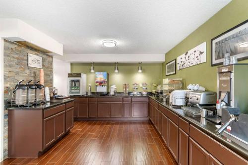 Sleep Inn Hickory Southにあるキッチンまたは簡易キッチン