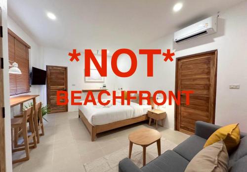 Zimmer mit einem Bett und einem Schild ohne Schlafzimmer in der Unterkunft lovelytheroom in Ko Lanta