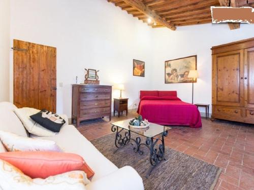 un soggiorno con divano e letto di Casa Villamagna a Bagno a Ripoli