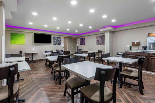 un ristorante con tavoli e sedie e un bar di Sleep Inn - Salisbury I-85 a Salisbury