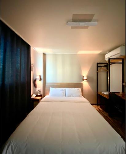 Ένα ή περισσότερα κρεβάτια σε δωμάτιο στο Stay Pohang Hotel