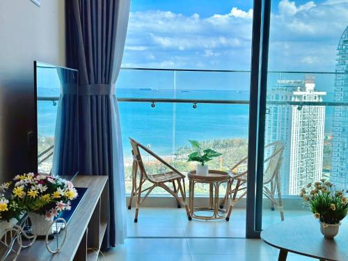 a balcony with a view of the ocean at Sóng Homestay-The Sóng Apartment Vũng Tàu Nghỉ Dưỡng Biển Cao Cấp 5 Sao- The Song Vung Tau Condotel 5 Star Beach View Apartment in Vung Tau
