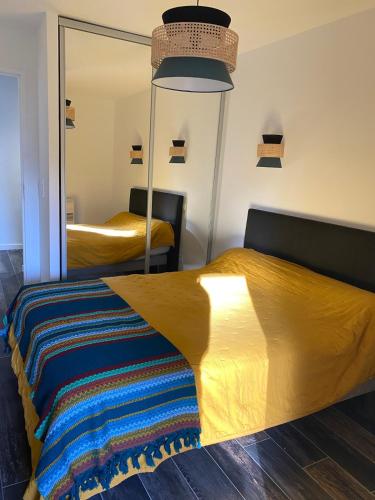 une chambre avec un lit et un grand miroir dans l'établissement Tout confort centre de Saint Florent avec jardin, à Saint-Florent