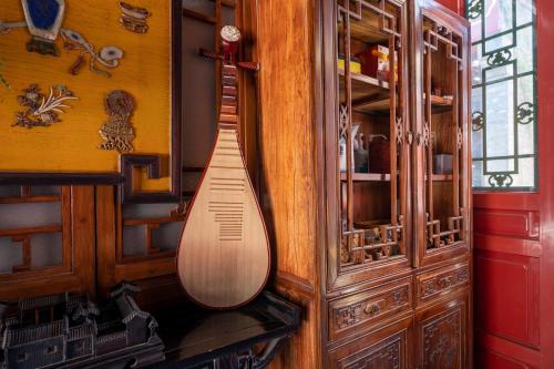a wooden cabinet with a long neckvedvedvedvedved at Peking Courtyard Qianmen in Beijing