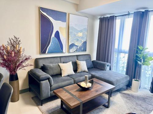 Χώρος καθιστικού στο Spacious Modern Suites with Amazing City View