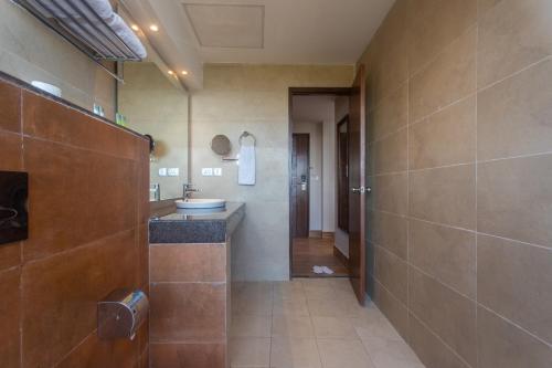 Un baño de Hotel Sarathi