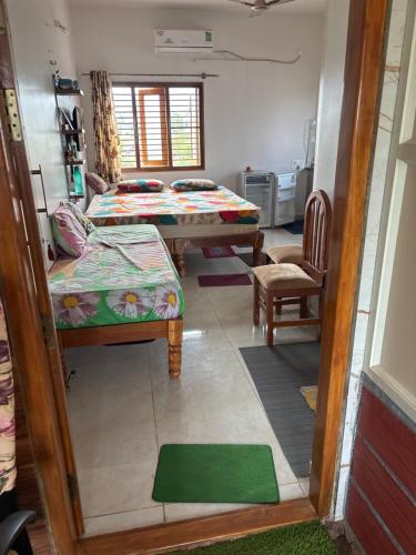 Cama o camas de una habitación en 1st Floor 3 BHK for 12 Decent People With Free Parking
