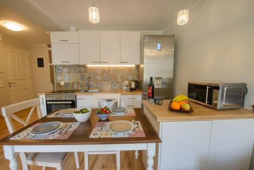 Kuchyň nebo kuchyňský kout v ubytování Corfu Downtown Hideaway Suite