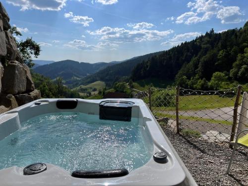 bañera de hidromasaje con vistas a las montañas en Haus Mit Whirlpool, Sauna Und Schwarzwaldblick, en Hausach