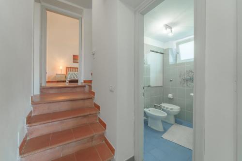 Et badeværelse på Villetta Biodola Beach