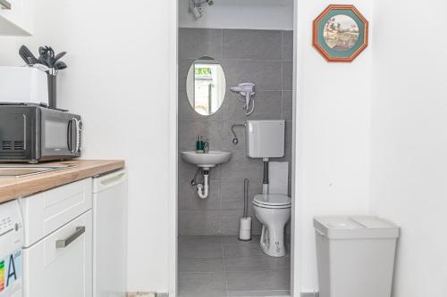Koupelna v ubytování Amazing 1BR Apt, next to AKH Building for Everyone