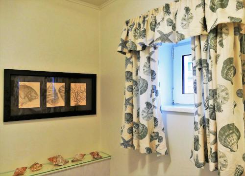 a bathroom with a window and a curtain at Das Bärenhaus in Bergen