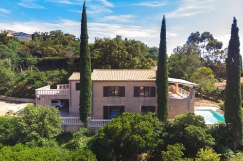 une vue aérienne sur une maison arborée dans l'établissement Beautiful Villa, Quiet Sea View with Pool, à Saint-Raphaël