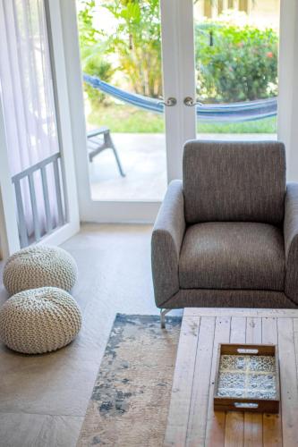 Posezení v ubytování Large Family Group Retreat with Pool, Beach Access & More