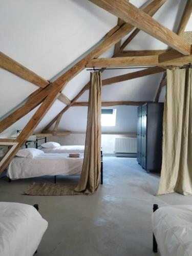 une chambre avec deux lits dans un grenier dans l'établissement Maison Prairie, à Argent-sur-Sauldre