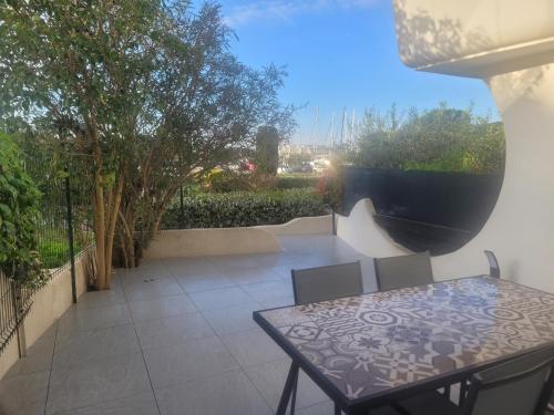 Spacieux rez de jardin vue sur port de plaisance