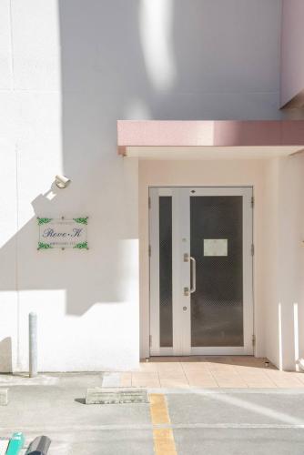 an entrance to a building with a glass door at レーヴk402 in Makishimachi