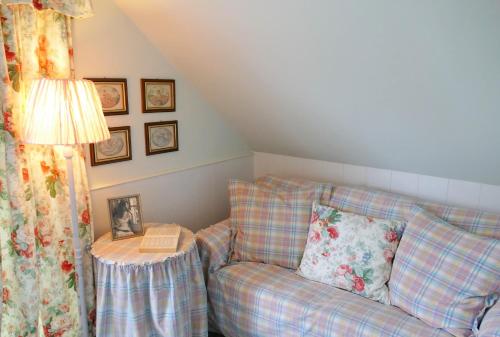 a living room with a couch and a lamp at Das Bärenhaus in Bergen