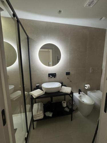 ナポリにあるCris Apartmentsの洗面台と鏡のあるバスルーム