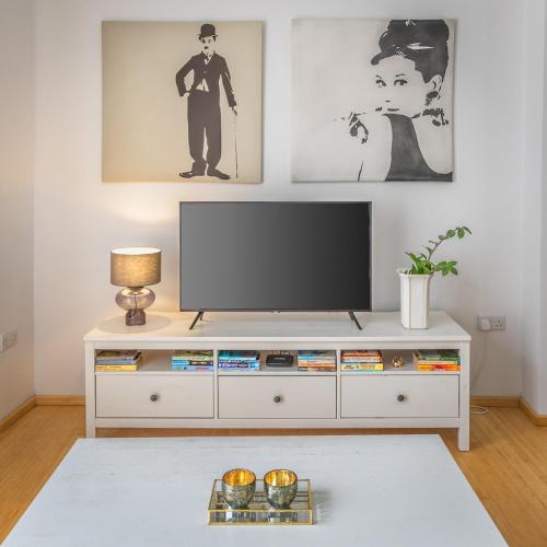 Una televisión o centro de entretenimiento en Sliema Luxury Charm, Sea-Side, Pool Table by Haven & Keys Malta