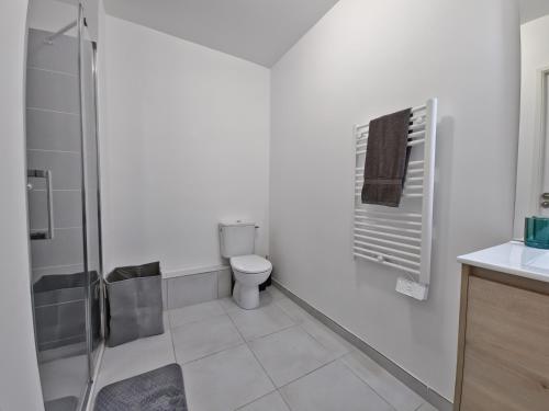 une salle de bain blanche avec toilettes et douche dans l'établissement Kalia Residence New appartment with Terrace, à Cavalaire-sur-Mer