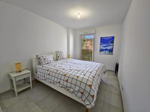 une chambre blanche avec un lit et une fenêtre dans l'établissement Kalia Residence New appartment with Terrace, à Cavalaire-sur-Mer