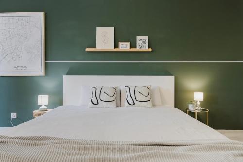 Ein Bett oder Betten in einem Zimmer der Unterkunft Luganersee, Pool, Strand, Parkplatz, Suite 204