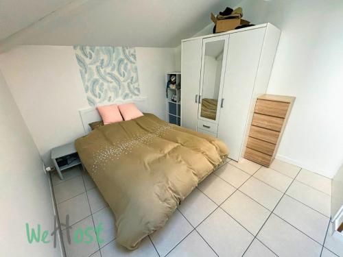 une chambre avec un grand lit dans une pièce dans l'établissement Montalibet - CI - PB - 2 Nice house Parking, à Bayonne