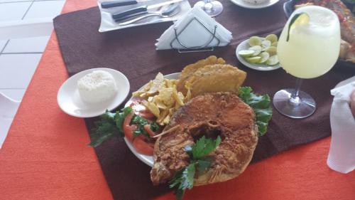 Makanan di atau berdekatan hotel