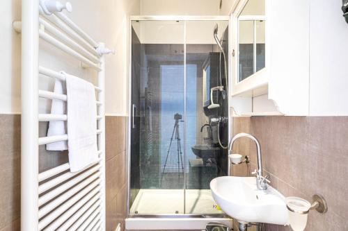 une salle de bain avec un lavabo et une douche en verre dans l'établissement GuestReady - Gambetta Hideaway, à Paris