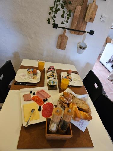 ein Tisch mit Tellern voller Essen darauf in der Unterkunft Cortijo El Ancla in Albox