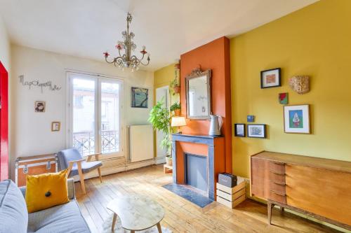 un salon avec une cheminée et un miroir dans l'établissement 2 pièces Contemporain - La Chapelle Paris 18 - 2P, à Paris