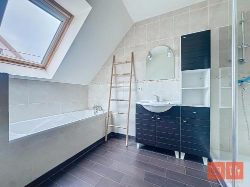 La salle de bains est pourvue d'un lavabo, d'une baignoire et d'une échelle. dans l'établissement Elléomazic, à Wimereux