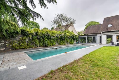 une piscine dans l'arrière-cour d'une maison dans l'établissement Villa, swimming pool, 5 bedrooms, Versailles, à La Celle-Saint-Cloud