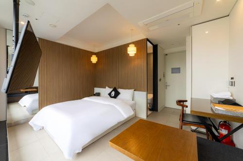 Кровать или кровати в номере Hotel The Designers Seoul Station