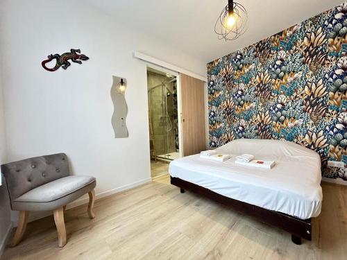 une chambre avec un lit et une chaise dedans dans l'établissement Chamonix magnifique duplex avec terrasse au centre, à Reims