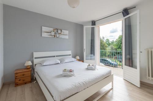 une chambre avec un grand lit et une grande fenêtre dans l'établissement La Saline - Wifi - Parking - Jardin, à Bourgneuf-en-Retz