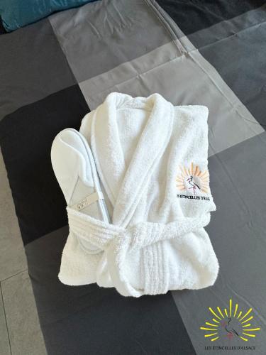 une paire de serviettes blanches assises sur une table dans l'établissement Les Étincelles d'Alsace, à Horbourg-Wihr