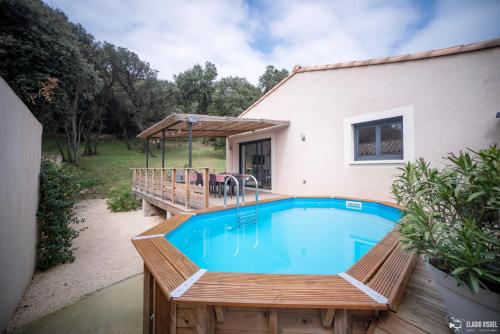 une piscine avec une terrasse et une maison dans l'établissement La Casa Garriga - Pont du Gard - Nîmes, à Lédenon