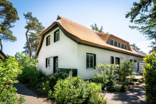 Taman di luar Strandhaus Düne 19 - Glück