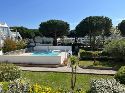 Sol-y-Days Sables Or, vue sur piscine