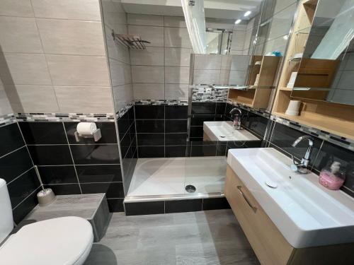 une salle de bain avec toilettes, lavabo et douche dans l'établissement Sol-y-Days Sables Or, vue sur piscine, à La Grande Motte