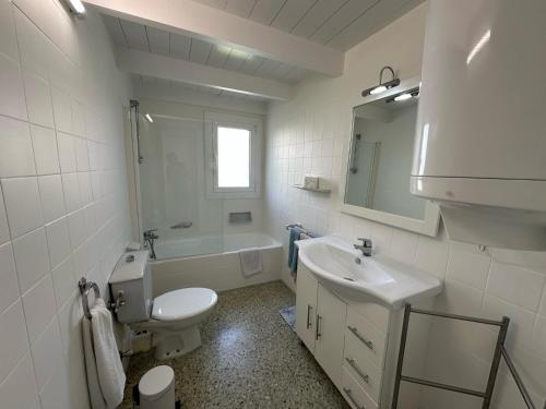 A bathroom at Impresionantes vistas del mar en Roses, Canyelles AV-37