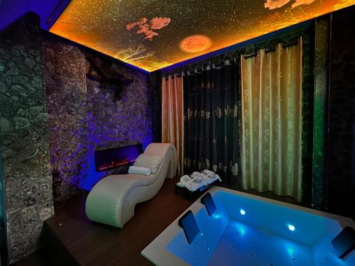 a room with a tub and a couch and a tv at Suite Rural Carenas in Carenas